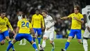 Gelandang Real Madrid Luka Modric (tengah) mengumpan bola saat bertanding melawan Cadiz selama pertandingan lanjutan La Liga Spanyol di stadion Santiago Bernabeu di Madrid, Jumat (11/11/2022). Madrid kini mengoleksi 35 poin dari 14 pertandingan, berjarark dua angka dari rival abadinya Barcelona. (AP Photo/Manu Fernandez)