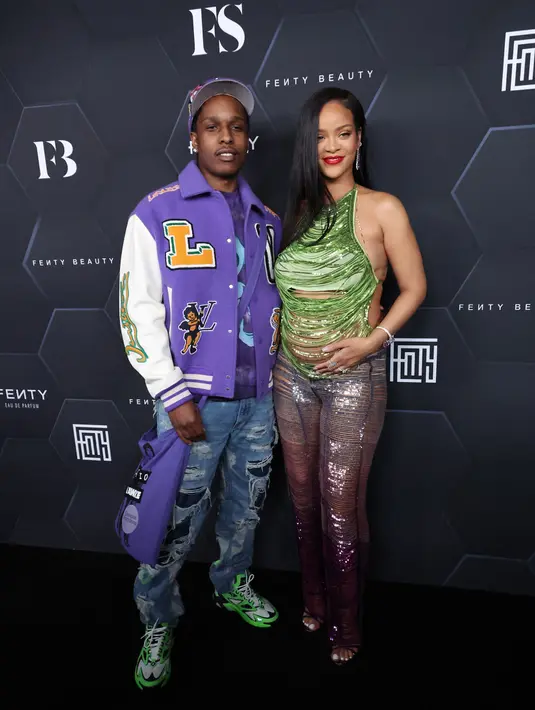 Rihanna (kanan) dan A$AP Rocky berpose saat perayaan produk kecantikannya Fenty Beauty dan Fenty Skin di Goya Studios, Los Angeles, California, Amerika Serikat, 11 Februari 2022. Rihanna diketahui tengah hamil anak pertama dengan kekasihnya, A$AP Rocky. (Mike Coppola/Getty Images/AFP)