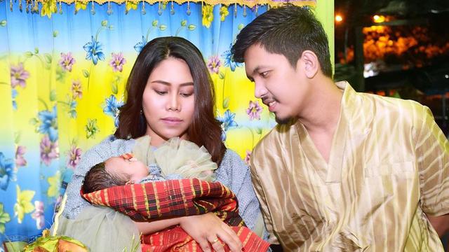 Evi Masamba bersama suami dan anak.