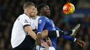 Pemain Everton, Romelu Lukaku berebut bola dengan pemain Tottenham, Toby Alderweireld pada lanjutan Liga Premier Inggris di Stadion Goodison Park, Liverpool, Senin(4/1/2016) dini hari WIB. (Reuters/Andrew Yates)