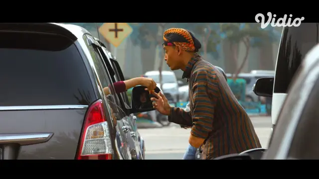 kumpulan-momen-kocak-di-film-mendadak-kaya-bisa-ditonton-di-vidio