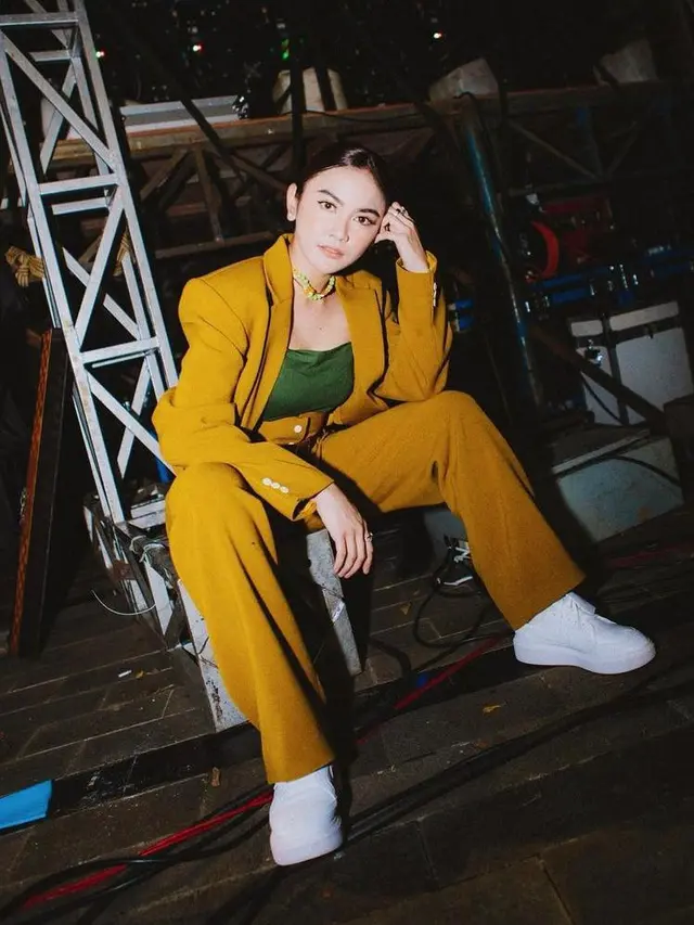 10 Potret Gaya Mahalini yang Selalu Totalitas saat Manggung dengan Busana Formal-Kasual