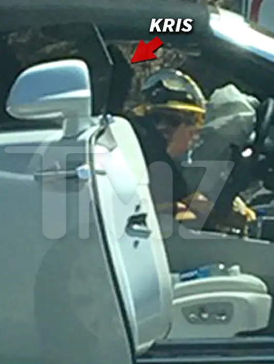 Disampaikan oleh TMZ, Kris Jenner kecelakaan mengendarai mobil mewahnya yang berjenis Rolls-Royce putihnya. Nasib buruk menimpa Kris, mobil mewahnya ditabrak oleh kendaraan orang lain yang melanggar lalu lintas. (TMZ/Bintang.com)
