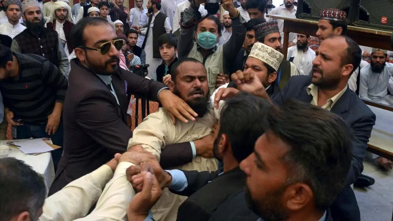 Seorang pria pelaku pelemparan sepatu ke mantan Perdana Menteri Pakistan ditahan pihak kepolisian