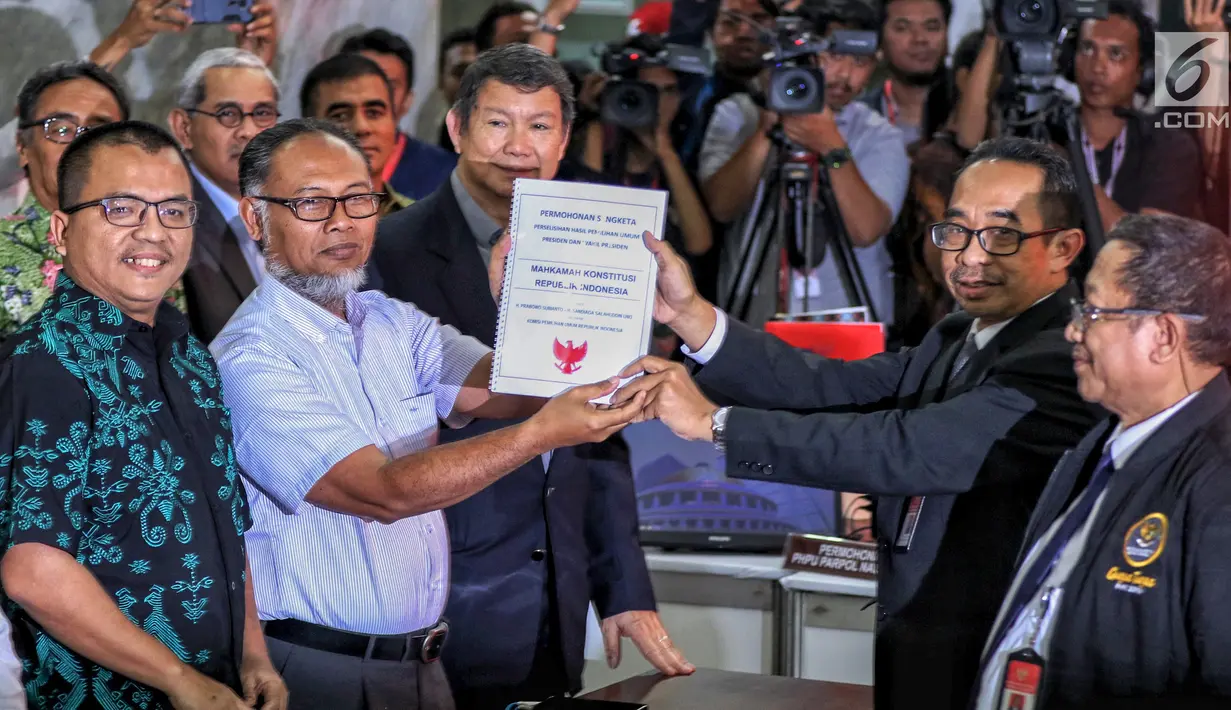 Tim hukum Prabowo-Sandi yang diketuai Bambang Widjojanto (tengah) mendaftarkan gugatan sengketa hasil Pilpres 2019 di Mahkamah Konstitusi, Jakarta, Jumat, (24/5/2019).Tim Hukum Prabowo-Sandiaga menilai ada kecurangan yang terstruktur, sistematis, dan masif. (Liputan6.com/Johan Tallo)