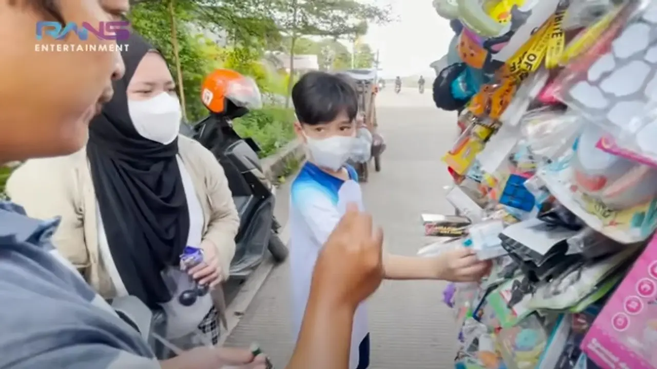 Rafathar membeli lato-lato. (Foto: YouTube: RANS Entertainment)