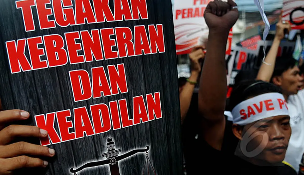 Sejumlah orang membawa spanduk dan memakai ikat kepala yang bertuliskan 'Save Polri' saat melakukan aksi di depan PN Jakarta Selatan, Senin (2/2/2015). (Liputan6.com/Johan Tallo)