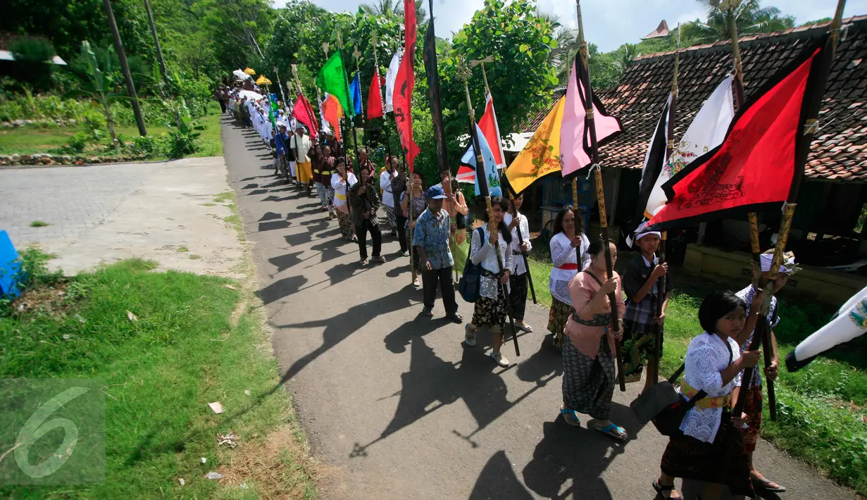 Sejumlah umat hindu mengikuti arak arakan upacara Melasti di Pantai Ngobaran ,Gunung Kidul,Yogyakarta, (22/2).Melasti merupakan upacara mensucikan diri menyambut perayaan tahun baru Nyepi.(Boy Harjanto)