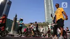Warga beraktivitas di kawasan Bundaran Hotel Indonesia, Jakarta, Minggu (27/10/2024). (Liputan6.com/Angga Yuniar)