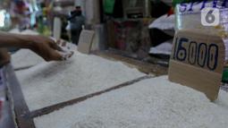 Menurut pedagang beras di pasar Cibubur, harga beras naik untuk beras 50 kg dari Rp770.000 menjadi Rp800.000. (Liputan6.com/Herman Zakharia)