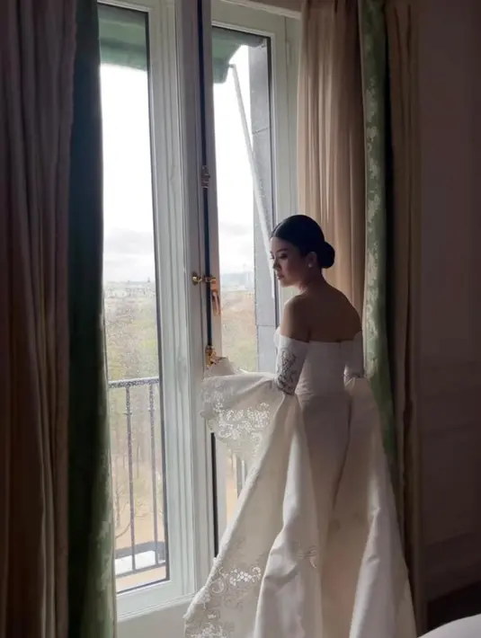 Dilengkapi juga dengan bell sleeves yang panjang menyerupai train, membuat wedding robe karya Monica Ivena ini semakin spesial.  [Foto: IG/vanny.adelina].