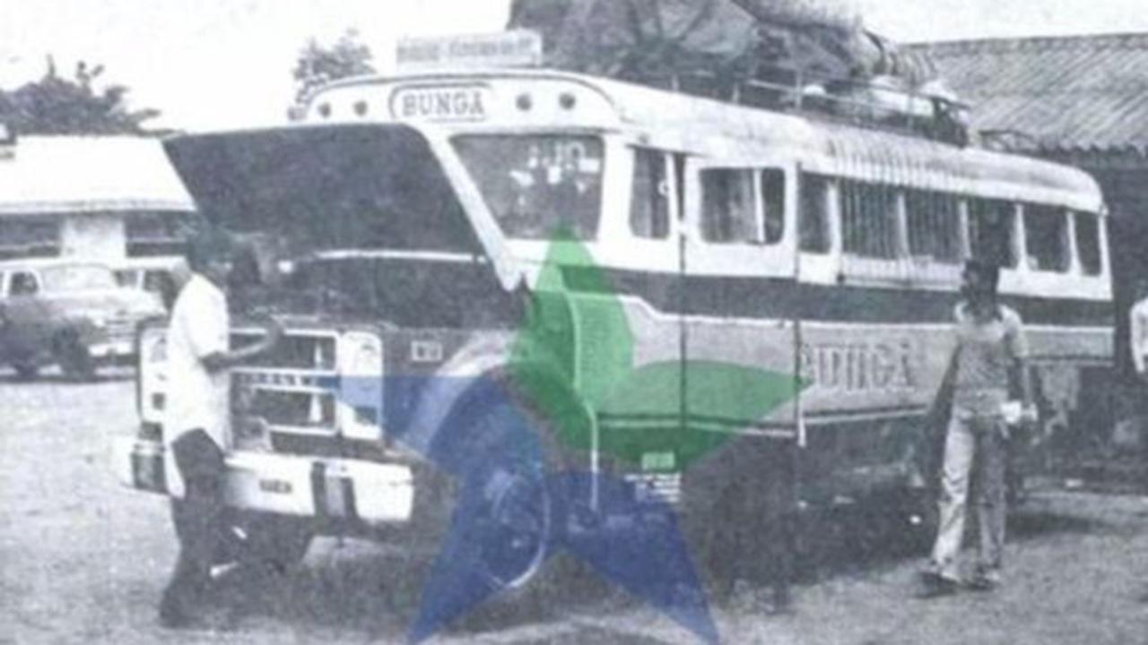 Bus Bunga yang konon pernah mengalami kecelakaan fatal di Tanjakan Emen hingga menewaskan sang kernet bernama Emen