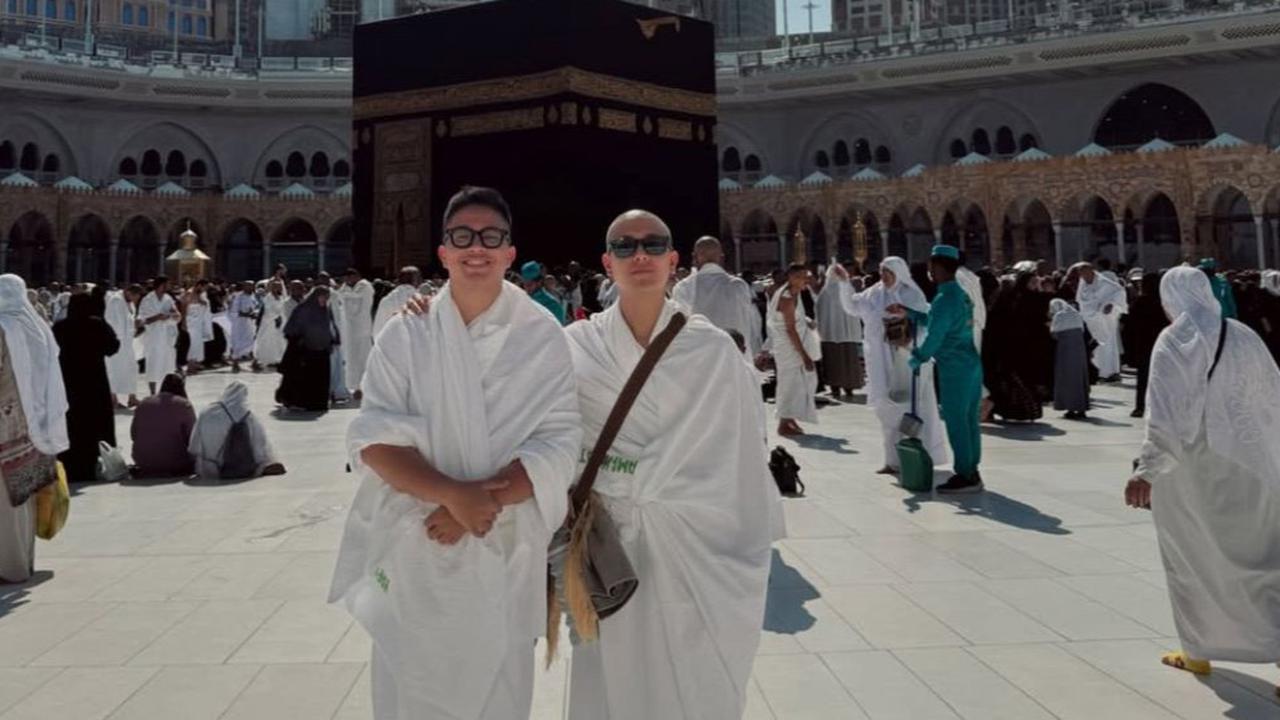 5 Potret Umay Shahab dan Iqbaal Ramadhan Umrah Bareng ke Tanah Suci Mekkah, Didoakan Persahabatan Langgen Sampai ke Surga