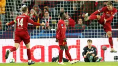Pemain Liverpool Naby Keita (tengah), Jordan Henderson (kiri), dan Roberto Firmino (kanan) saat menghadapi Red Bull Salzburg pada pertandingan Grup E Liga Champions di Salzburg, Austria, Selasa (10/12/2019). Liverpool menang 2-0 dan lolos ke babak 16 besar Liga Champions. (KRUGFOTO/APA/AFP)