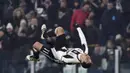 Gelandang Juventus, Hernanes, merayakan gol yang dicetaknya ke gawang Pescara pada laga Serie A di Juventus Stadium, Italia, Sabtu (19/11/2016). Juventus menang 3-0 atas Pescara. (Reuters/Giorgio Perottino)