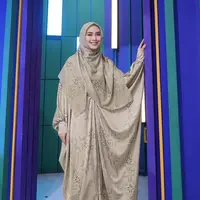Ustadzah Oki Setiana Dewi terlihat anggun mengenakan kaftan sage green syari (Source: Instagram/okisetianadewi)