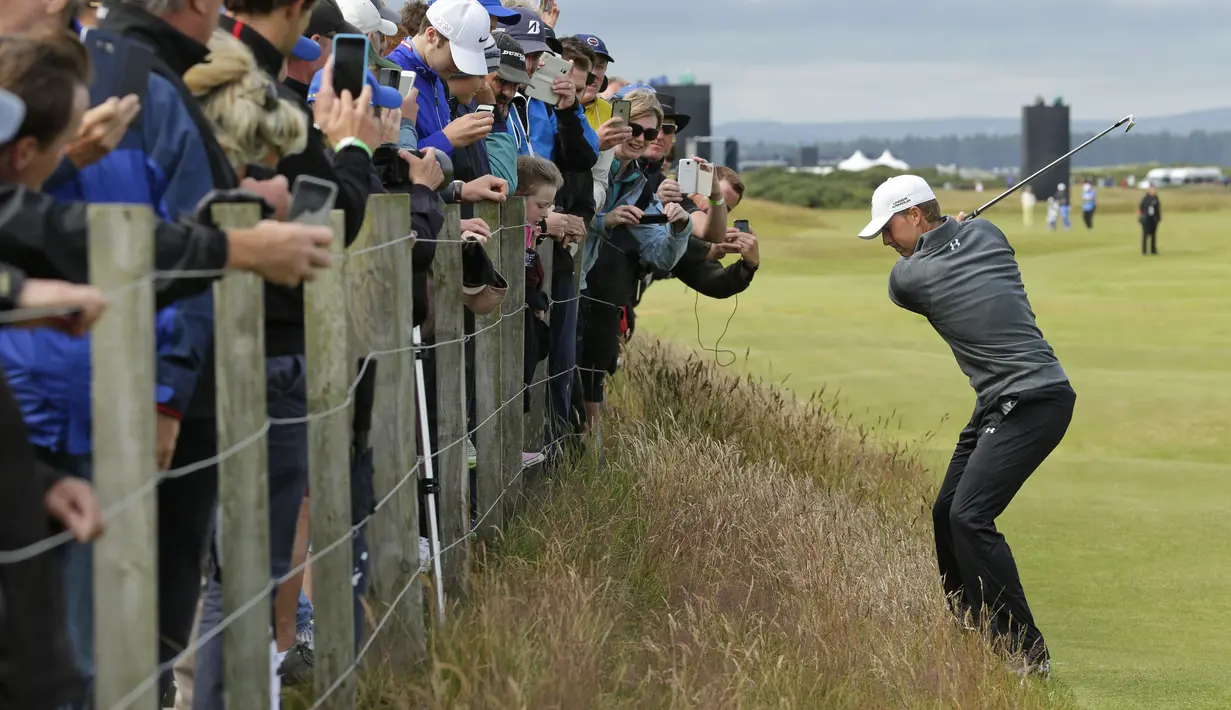 Pegolf AS, Jordan Spieth, memukul bola di hole 16 dalam latihan jelang Turnamen Golf Inggris Terbuka di Old Course, St. Andrews, Skotlandia (15/7/2015). (AP Photo/David J. Phillip)
