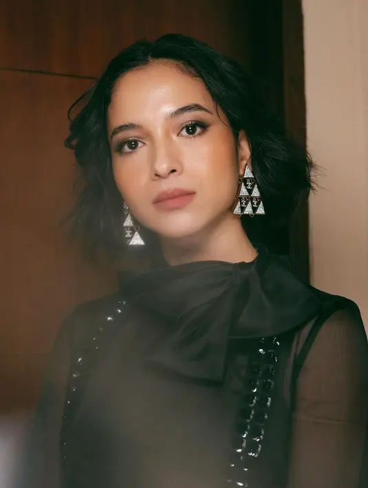 Penampilan bold glam Putri Marino didukung dengan smokey eye look, lipstik coral dan curly short hair [@putrimarino]