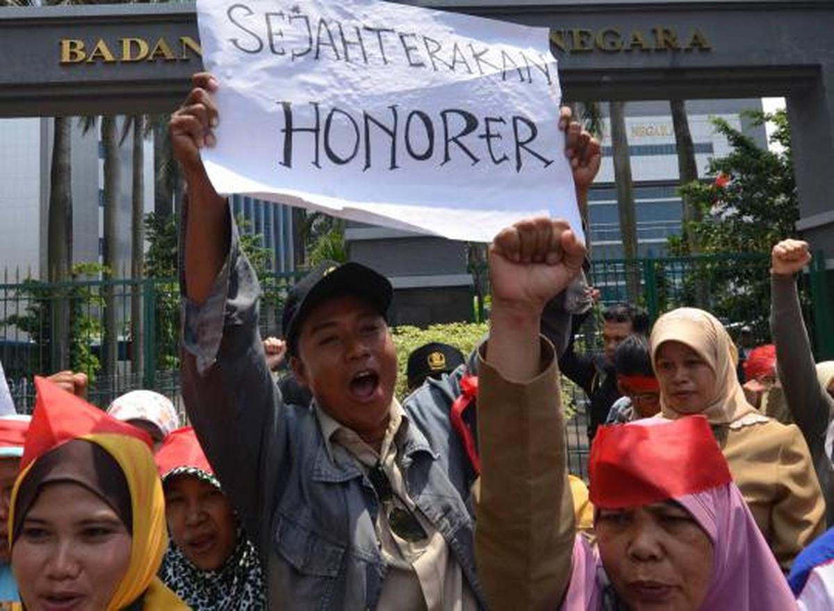 Guru honorer demo di kantor BKN