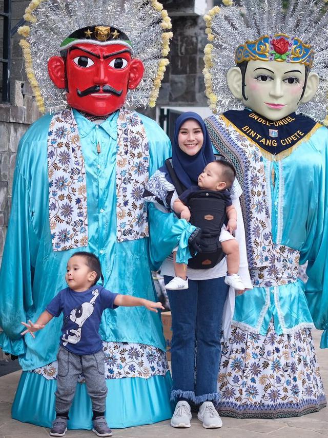 Zaskia Adya Mecca Pamer Baju Motif Lukisan Ondel-ondel ...