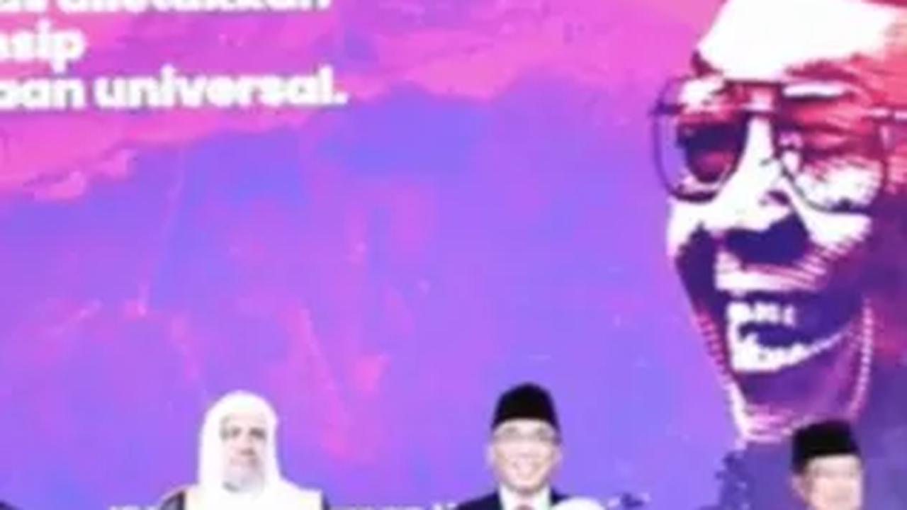 Selain itu, Mahfud juga masih tetap aktif di berbagai organisasi kemasyarakatan dan keagamaan. Selain itu, Mahfud juga merupakan sosok yang mendapatkan gelar kehormatan dari berbagai masyarakat adat di Indonesia.