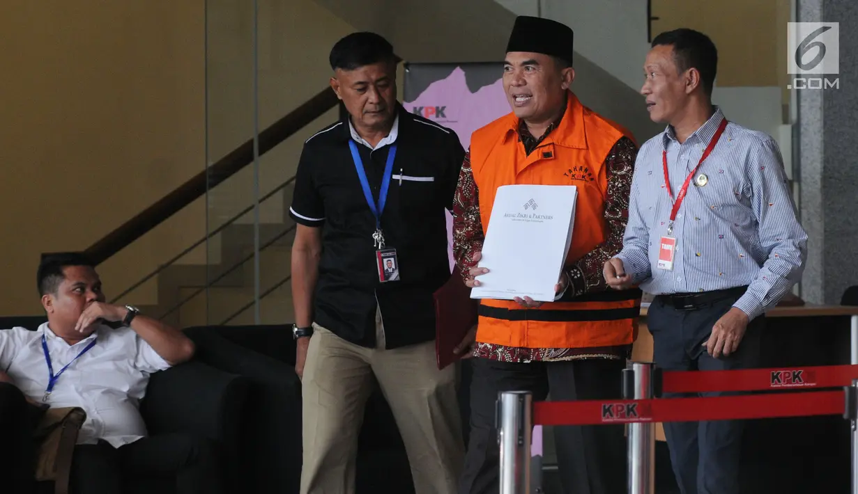 Bupati Jepara Ahmad Marzuqi (tengah) mengenakan rompi tahanan usai menjalani pemeriksaan di Gedung KPK, Jakarta, Senin (13/5/2019). Ahmad Marzuqi resmi ditahan terkait suap dalam putusan praperadilan kasus dugaan korupsi penggunaan dana bantuan partai politik di PN Semarang. (merdeka.com/DwiNarwoko)