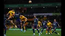 Dua menit berselang Wolverhampton berhasil membobol gawang Arsenal lewat sundulan Raul Jimenez. Namun, gol tersebut dianulir usai Jimenez terjebak perangkap offside. (AFP/Adrian Dennis)