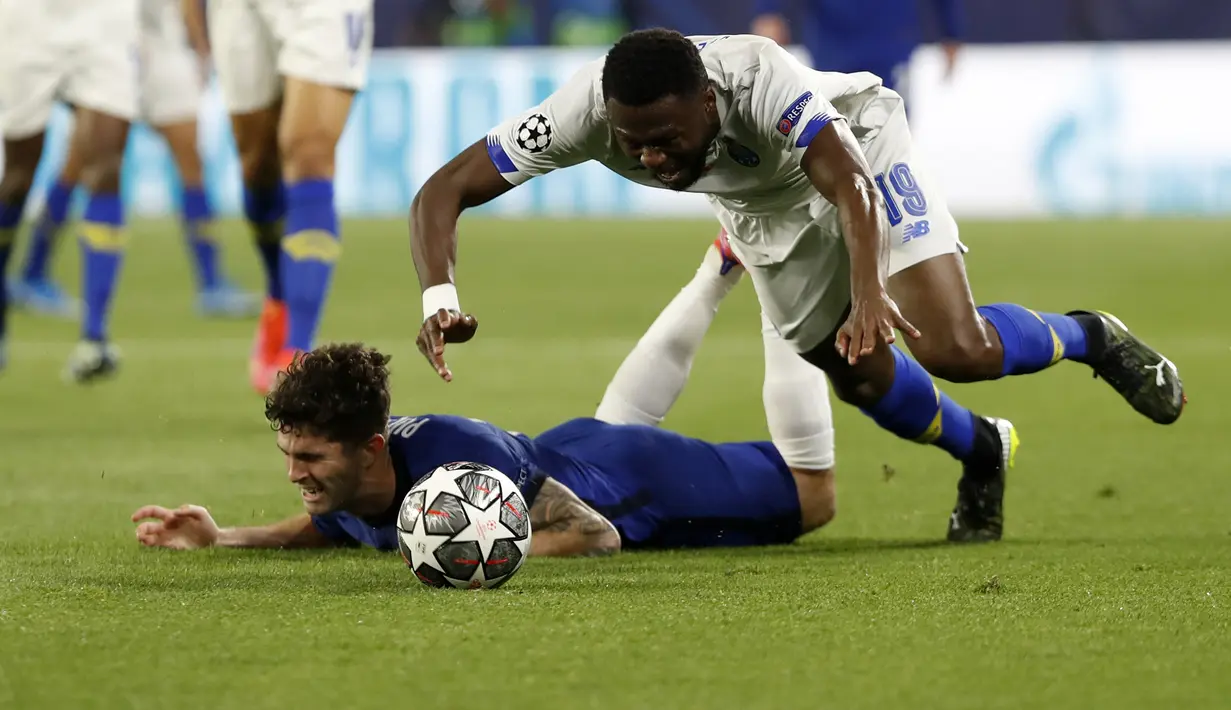 Bek Porto, Mbemba berebut bola dengan gelandang Chelsea, Christian Pulisic pada leg kedua perempat final Liga Champions di stadion Ramon Sanchez Pizjuan, Spanyol, Rabu (14/4/2021). Chelsea lolos ke semifinal usai mengandaskan Porto dengan agregat 2-1. (AP Photo/Angel Fernandez)