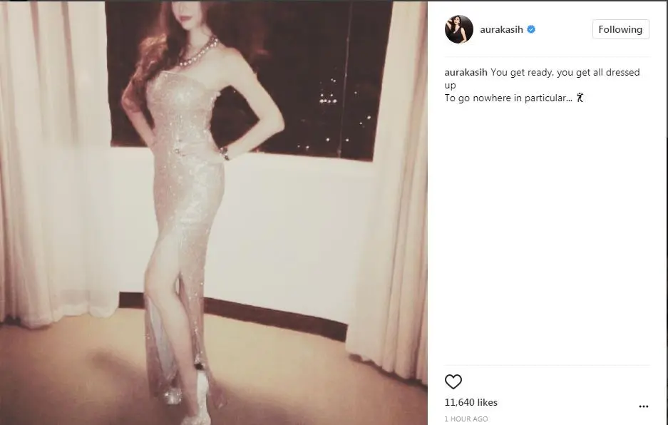 Seksinya Aura Kasih kenakan gaun panjang (Foto: Instagram)