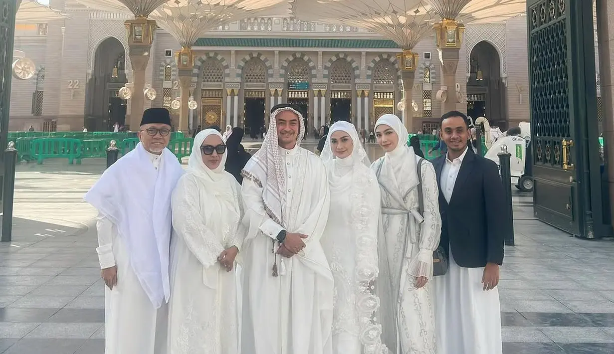 <p>Momen tersebut tentu menjadi kenangan yang sangat berarti bagi mereka berdua, dengan Masjid Nabawi sebagai saksi bisu dari ikatan suci mereka.Selamat untuk Zumi Zola dan Putri Zulkifli Hasan! [@putri_zulhas].</p>