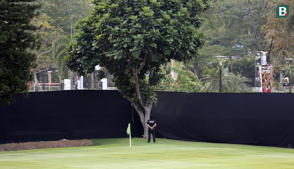 <p>Seorang petugas keamanan berjaga di sudut lapangan saat Timnas Indonesia menjalani sesi latihan di Lapangan A Gelora Bung Karno (GBK), Senayan, Jakarta Pusat, Kamis (15/6/2023) sore WIB. Latihan dilakukan sebagai persiapan menghadapi Timnas Argentina pada laga persahabatan FIFA Matchday, 19 Juni 2023 di Stadion Utama Gelora Bung Karno. (Bola.com/Bagaskara Lazuardi)</p>