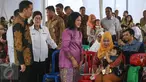 Presiden Jokowi bersama Ibu Negara, Iriana Widodo dan Menkes Nila F Moeloek menyambangi Puskesmas Ciracas, Jakarta, Senin (18/7). Jokowi memantau pemberian vaksin ulang terhadap anak-anak yang dulunya diberikan vaksin palsu. (Liputan6.com/Faizal Fanani)