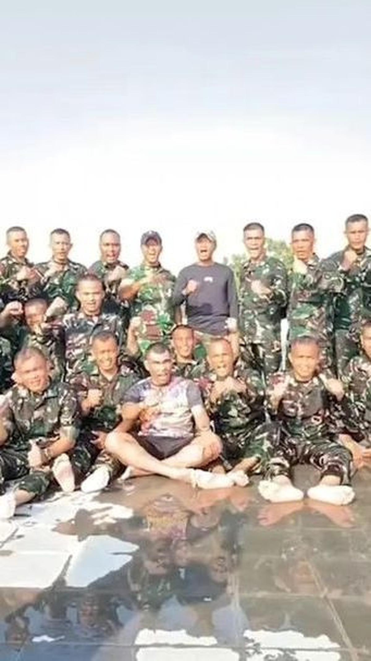 Kegiatan OJT ini kemudian di akhiri dengan acara pelepasan oleh para perwira Yonif 305/Tengkorak. <br>