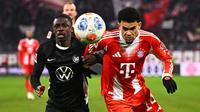 Pemain Bayern Munchen, Luis Diaz (kanan) berebut bola dengan pemain VfL Wolfsburg, Sael Kumbedi dalam laga lanjutan Liga Jerman 2025/2026 di Allianz Arena, Munchen, Jerman, Minggu (11/01/2026) waktu setempat. (AP Photo/DPA/Sven Hoppe)