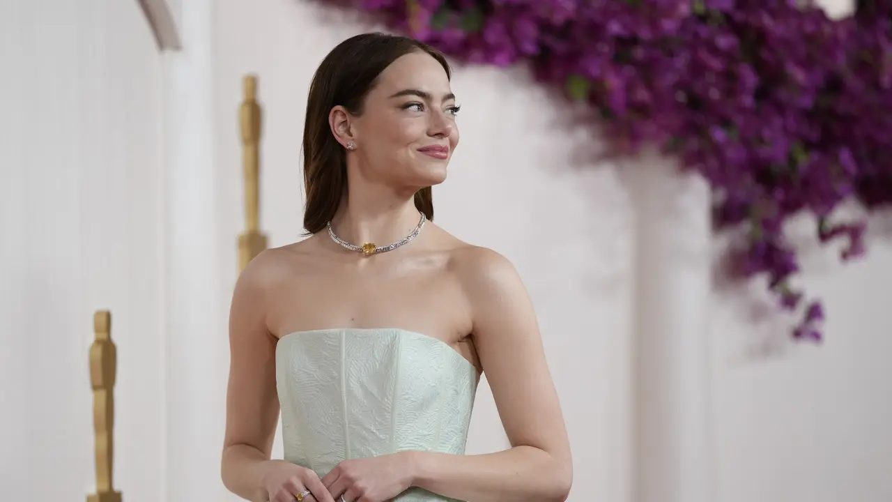 9 Busana Aktris Terbaik di Karpet Merah Oscar 2024, dari Gaun Aquamarine Emma Stone hingga Pin Dukung Gaza Billie Eilish