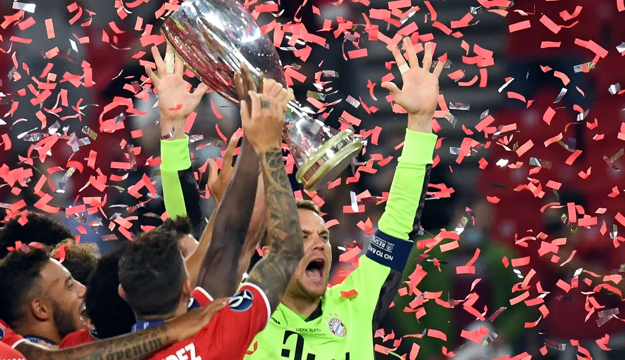 Kiper Bayern Munchen, Manuel Neuer, merayakan gelar juara Piala Super Eropa 2020 usai mengalahkan Sevilla di Puskas Arena, Budapest, Jumat (25/9/2020) dini hari WIB. Bayern Munchen menang 2-1 atas Sevilla. (AFP/Tibor Illyes/pool)