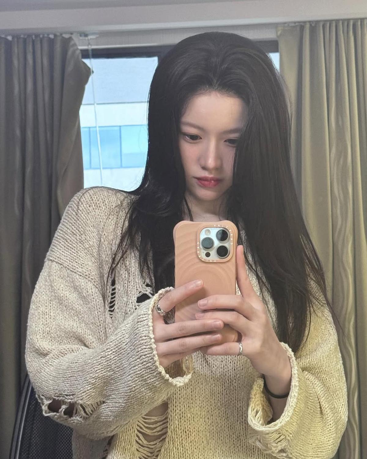 5 Potret Selfie Go Yoon Jung Pemeran Oh Yi Young di 'RESIDENT PLAYBOOK' yang Selalu Cantik