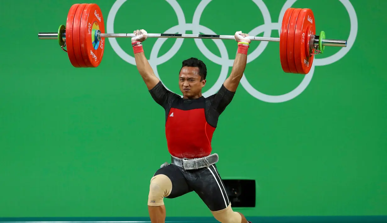 Atlet angkat besi Indonesia Triyatno saat berusaha mengangkat beban  di kelas 69 kg putra pada Olimpiade Rio 2016, Rabu (10/8). Indonesia gagal menambah medali pada cabang angkat besi Olimpiade Rio 2016. (REUTERS/Yves Herman)