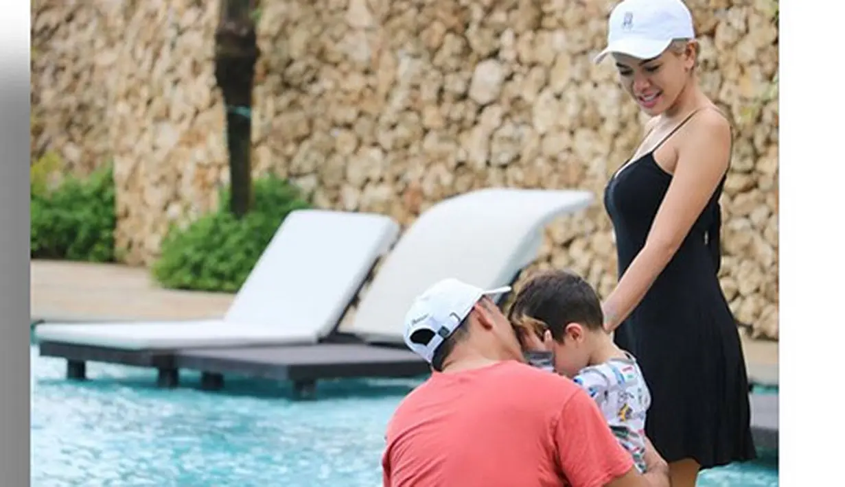 Niki mengaku bahwa hubungannya dengan duda tiga anak tersebut bisa segera berujung ke pelaminan. Seandainya jadi nikah, ia berharap bisa meresmikan hubungannya di Tanah Suci Mekkah. (Instagram/nikitamirzanimawardi_17)