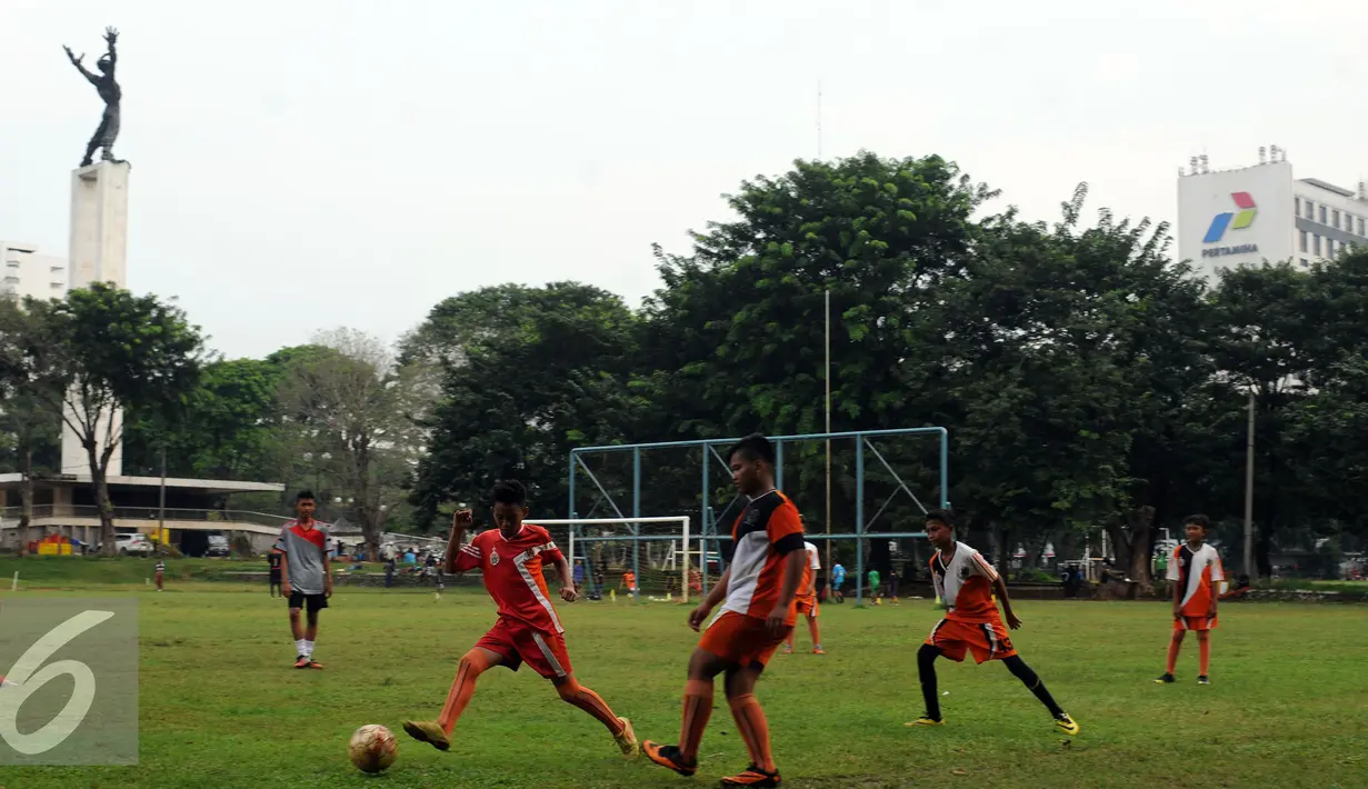 Sejumlah pelajar berlatih bola di Kawasan Lapangan Banteng, Jakarta, Senin (29/8). Pemprov DKI Jakarta berencana melakukan desain ulang Lapangan Banteng, sehingga Monumen Pembebasan Irian Barat bisa lebih terlihat. (Liputan6.com/Helmi Fithriansyah)
