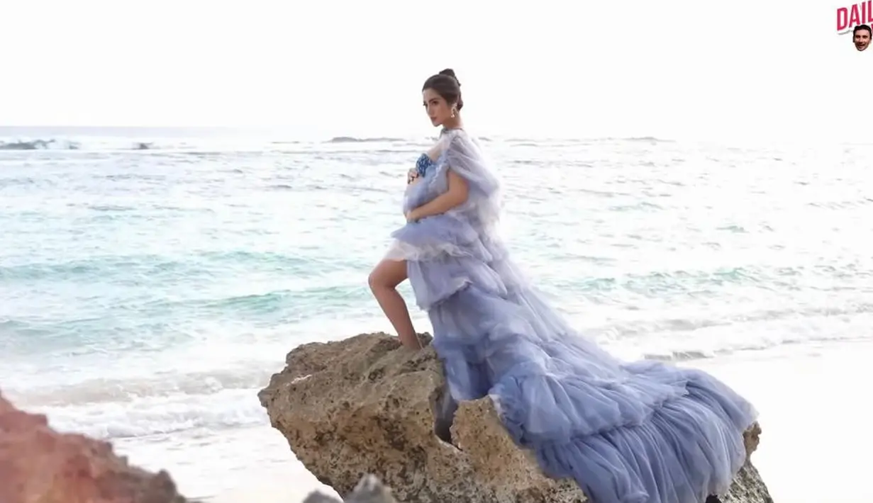 Pada maternity shoot ketiga, Jessica Iskandar memilih berpose di tepi pantai indah yang berada di Bali. (YouTube/Jessica Iskandar).