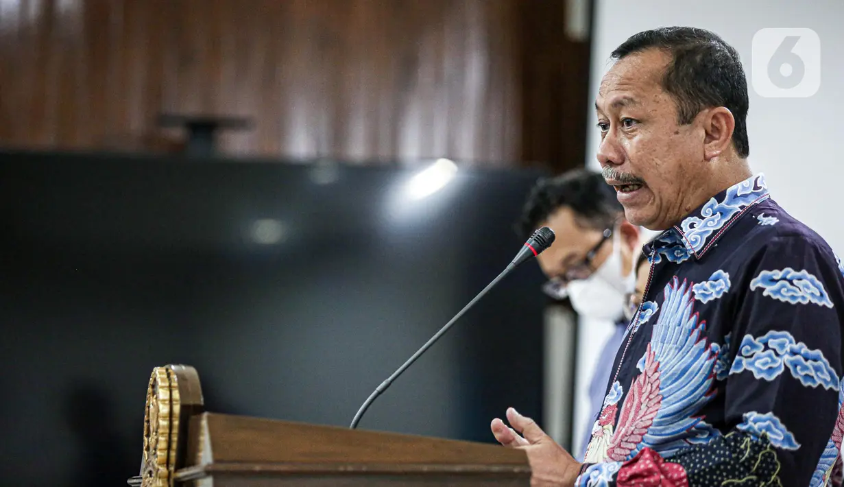 Ketua Komnas HAM Ahmad Taufan Damanik menyampaikan keterangan perkembangan pemantauan dan penyelidikan atas peristiwa baku tembak yang terjadi di rumah dinas mantan Kadiv Propram Polri di Kantor Komnas HAM, Jakarta, Senin (8/8/2022). Komnas Perempuan bakal membantu kerja Komnas HAM. (Liputan6.com/Faizal Fanani)