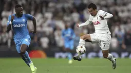 Penyerang Tottenham, Son Heung-min mengontrol bola dari kawalan pemain Marseille, Chancel Mbemba pada pertandingan Grup D Liga Champions di stadion Tottenham Hotspur, di London, Inggris, Kamis (8/9/2022). Tottenham menang atas Marseille 2-0. (AP Photo/Ian Walton)