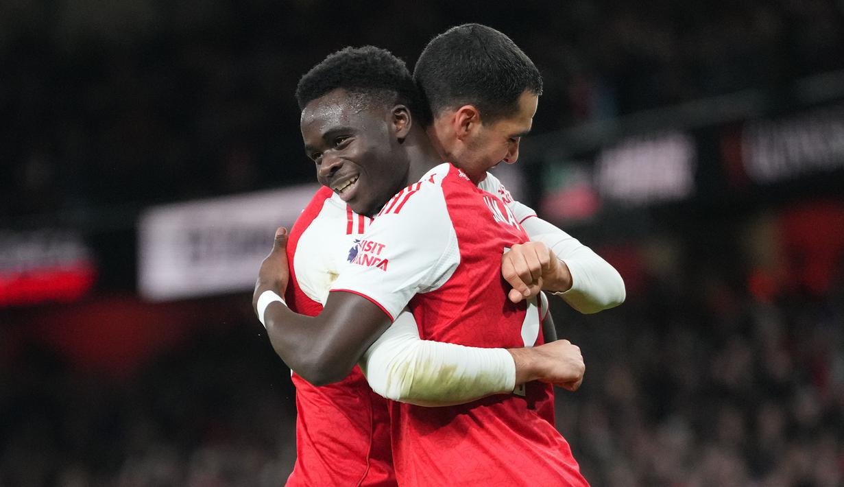 Pemain Arsenal, Mikel Merino (kiri) berpelukan dengan Bukayo Saka setelah memberikan assist dalam laga lanjutan Liga Inggris 2025/2026 melawan Brentford di Emirates Stadium, London, Inggris, Rabu (03/12/2025) waktu setempat. (AP Photo/Kirsty Wigglesworth)