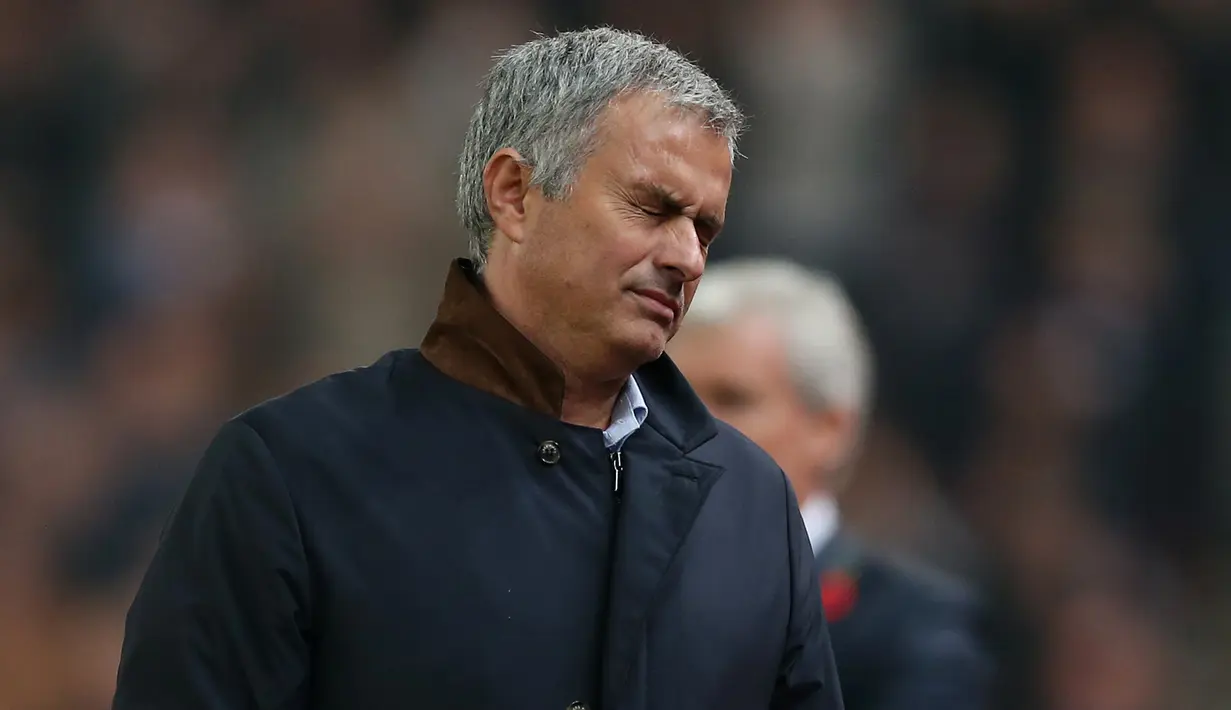 Jose Mourinho resmi diberhentikan sebagai manajer Chelsea pada Kamis (17/12/2015). The Blues terpaksa memecat pria Portugal itu akibat rentetan hasil buruk di musim 2015-2016. (Reuters/Alex Morton Livepic)