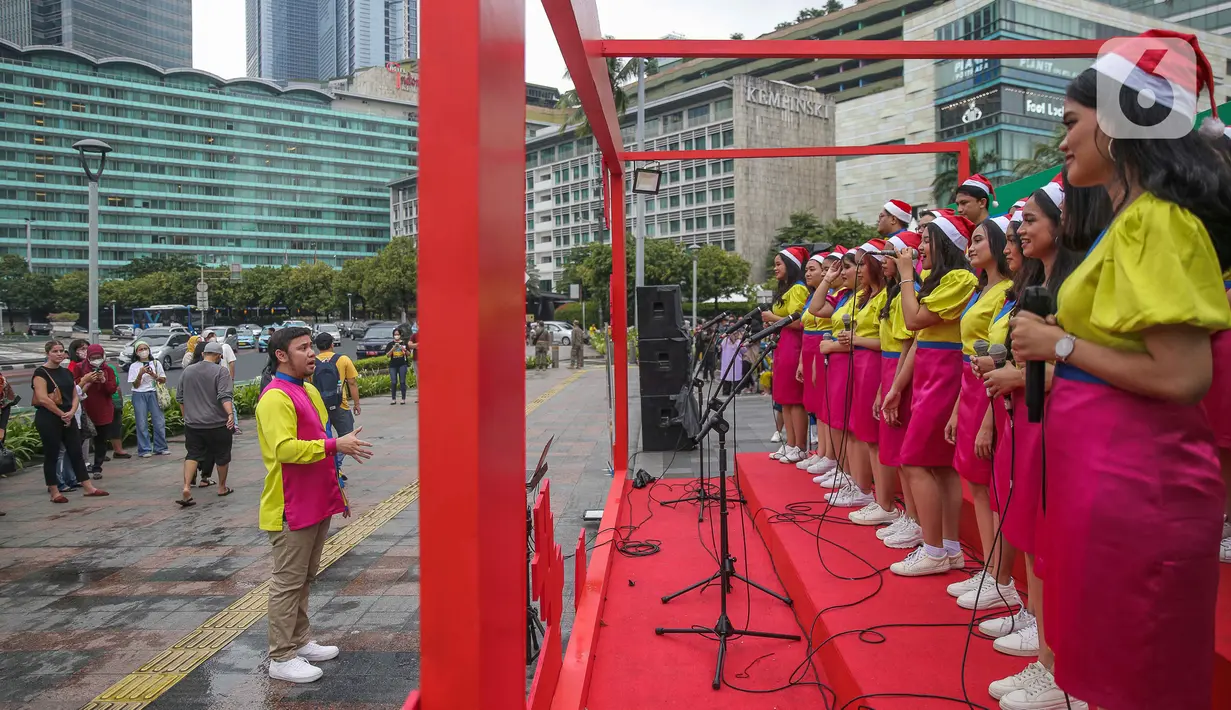 Grup vokal bernyanyi dalam acara Christmas Carol di Kawasan Bundaran HI, Jakarta, Kamis (22/12/2022). Pemerintah provinsi (Pemprov) DKI Jakarta kembali mengadakan Christmas Carol untuk merayakan Natal di Ibu Kota. Pagelaran ini diadakan mulai Rabu (21/12) hingga Jumat (23/12) dari pukul 15.30-17.30 WIB yang diselenggarakan di tiga titik, seperti Terowongan Kendal, kawasan Bundaran HI, dan Kota Tua. (Liputan6.com/Faizal Fanani)