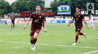 Pemain PSM Makassar, Kenzo Nambu, melakukan selebrasi setelah mencetak gol ke gawang Arema FC pada laga BRI Liga 1 di Stadion PTIK, Jakarta, Sabtu (4/2/2023). PSM Makassar menang dengan skor 1-0. (Bola.com/M. Iqbal Ichsan)