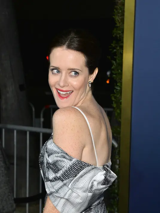 Claire Foy berpose saat menghadiri pemutaran perdana film "Women Talking" di Teater Samuel Goldwyn di Los Angeles, Beverly Hills, California pada Kamis, 17 November 2022. Claire Foy tampil elegan dengan memilih gaun off-shoulder hitam dan putih. (Jerod Harris/Getty Images/AFP)
