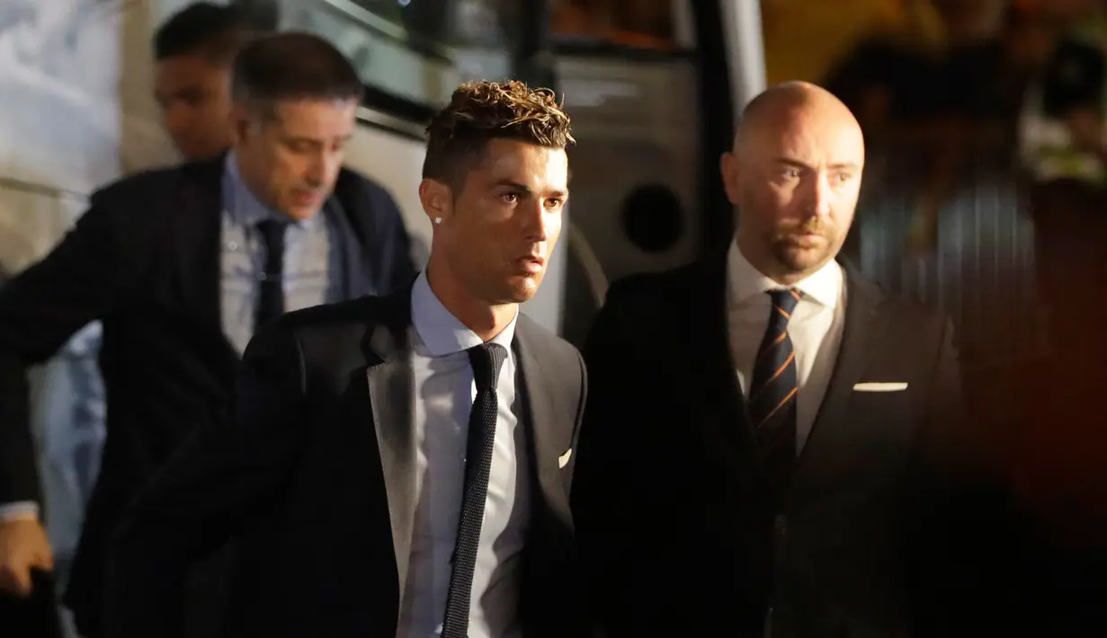 Megabintang Real Madrid, Cristiano Ronaldo tiba di hotel tempat skuad timnya menginap di Keiv, Ukraina, Kamis (24/5). Final Liga Champions akan mempertemukan Real Madrid vs Liverpool di Stadion NSC Olimpiyskiy, pada 26 Mei mendatang. (AP/Sergei Grits)
