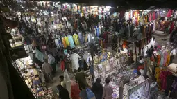 Orang-orang mengunjungi pasar untuk berbelanja menjelang perayaan Idul Fitri, di Karachi, Pakistan, Jumat, 29 April 2022. Idul Fitri menandai berakhirnya bulan suci Ramadhan. (AP Photo/Fareed Khan)